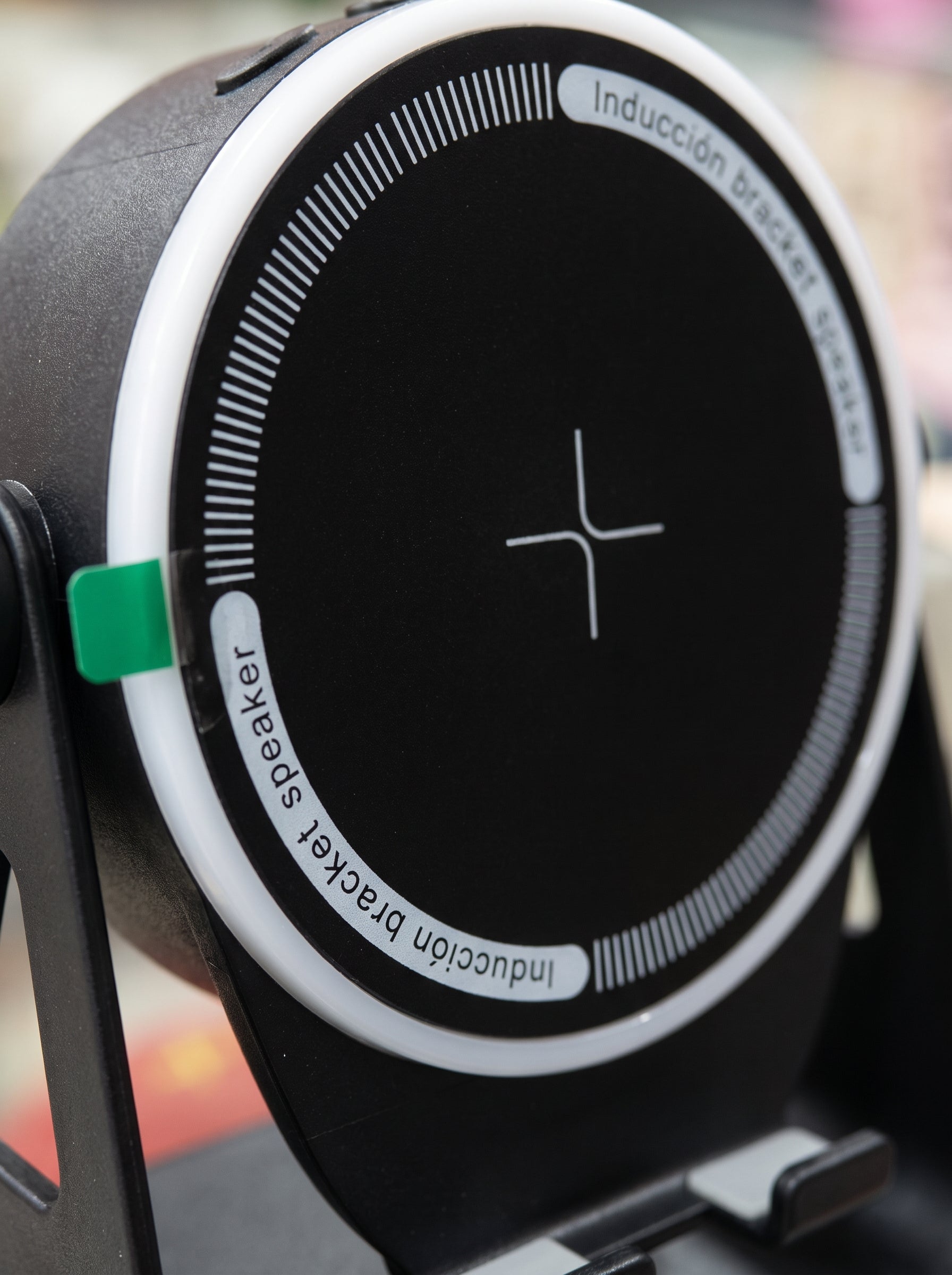 ALTAVOZ BLUETOOTH POR INDUCCIÓN INALÁMBRICA CON SOPORTE